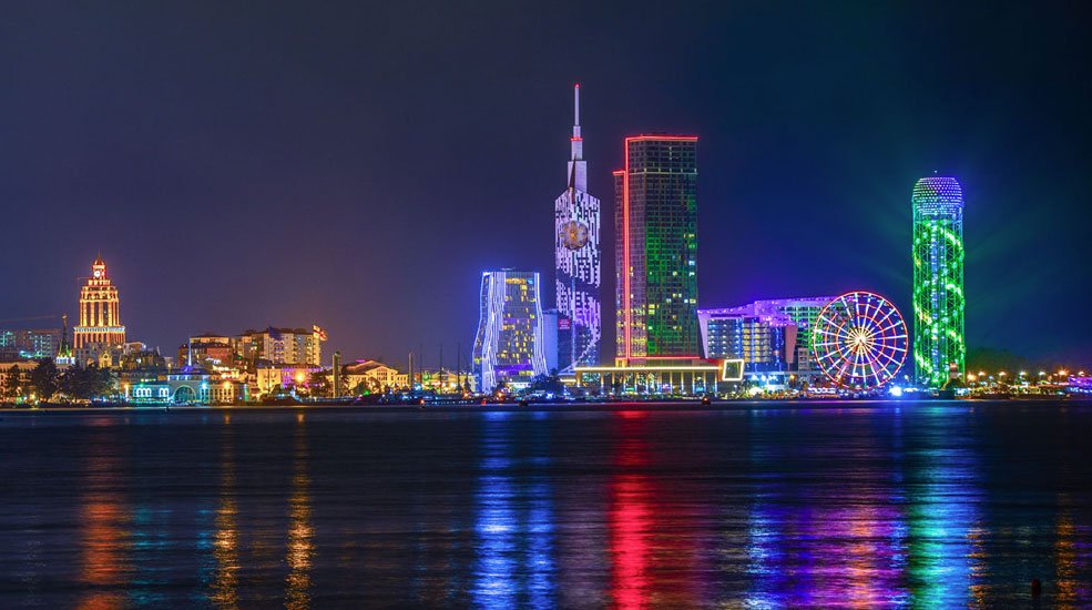 Batumi — nočná silueta mesta pri Čiernom mori