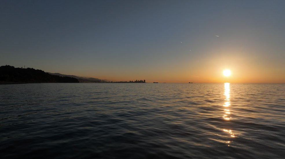 Západ slnka nad Čiernym morom s panorámou Batumi